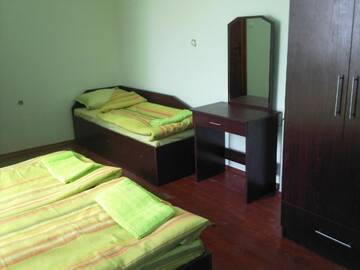 Фото номера Трехместный номер с балконом Гостевой дом Guest House PIP г. Велинград 4