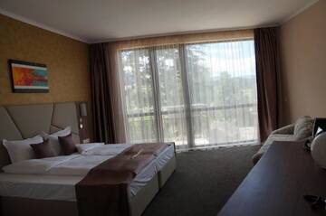 Фото номера Трехместный номер Делюкс с балконом Отель Hotel Infinity &amp; Spa Park Velingrad г. Велинград 2