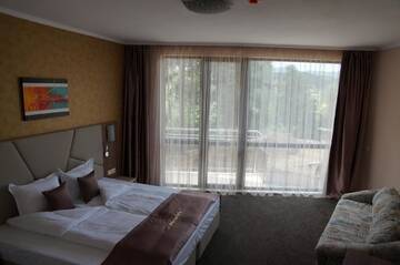 Фото номера Трехместный номер Делюкс с балконом Отель Hotel Infinity &amp; Spa Park Velingrad г. Велинград 3