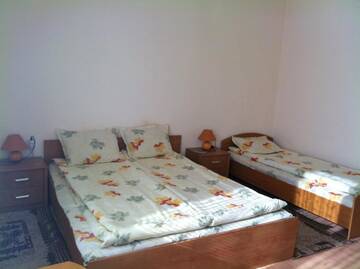 Фото номера Трехместный номер с балконом Отель Family Hotel Velevi г. Велинград 3