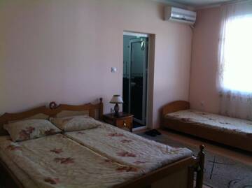 Фото номера Трехместный номер с балконом Отель Family Hotel Velevi г. Велинград 6